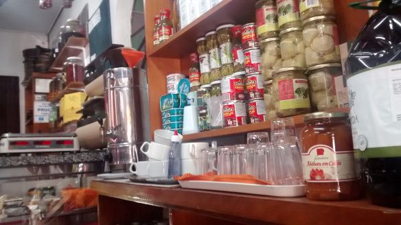 Para beber algo lá, esses são os copos. E aí no canto está o café passado. Foto: Kelly Pelisser