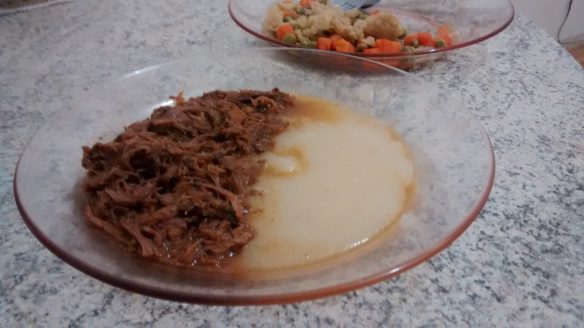 Purê de aipim com carne de panela e mix de legumes (no outro prato). Foto: Kelly Pelisser