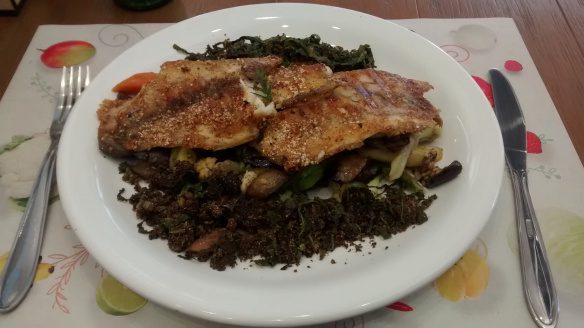 Peixe com crosta de amaranto acompanhado de legumes. Foto: Kelly Pelisser