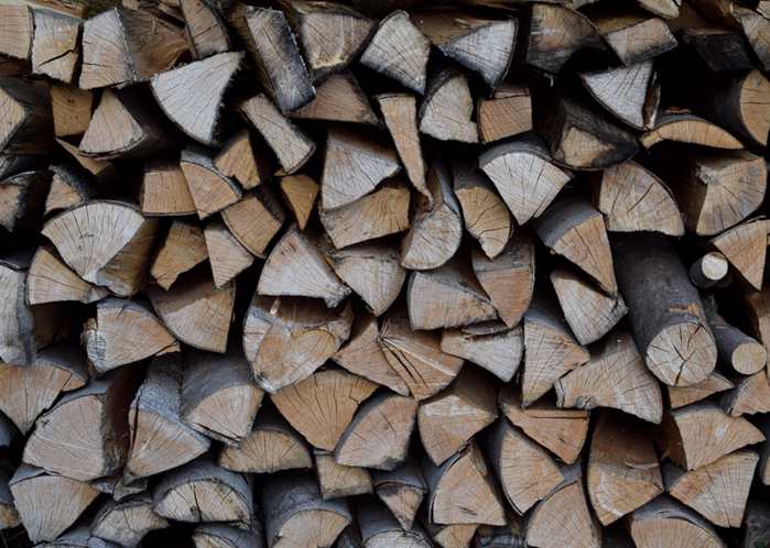 Mesas postas para o almoço em meio aos tanques de inox. Foto: Kelly Pelisser