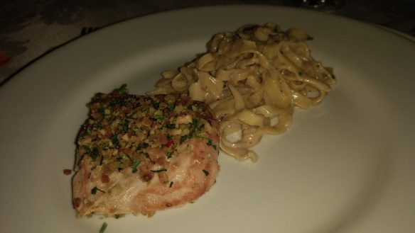 Primeiro prato: talharim artesanal ao molho de funghi freschi acompanhado de filé de frango com ervas crocantes. Foto: Kelly Pelisser