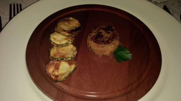 Antepasto: piem de coelho e suquete empanado. Foto: Kelly Pelisser