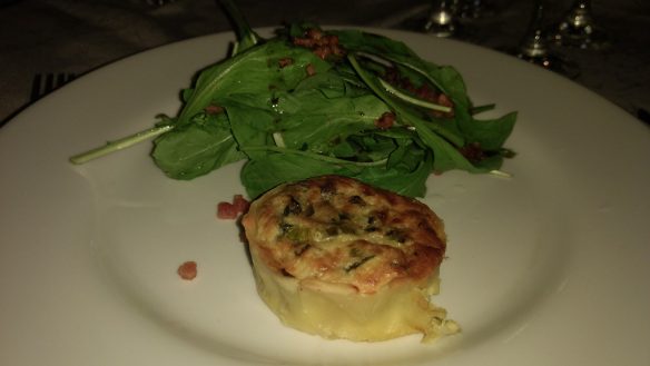 Salada: quiche de radicchi cotti com mini folhas de radicchi fresco e crocante de bacon. Foto: Kelly Pelisser