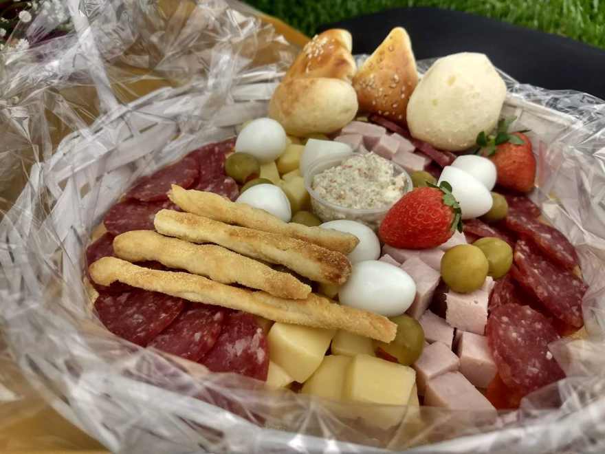 Cesta com frios é uma das opções para o piquenique. Foto: Kelly Pelisser